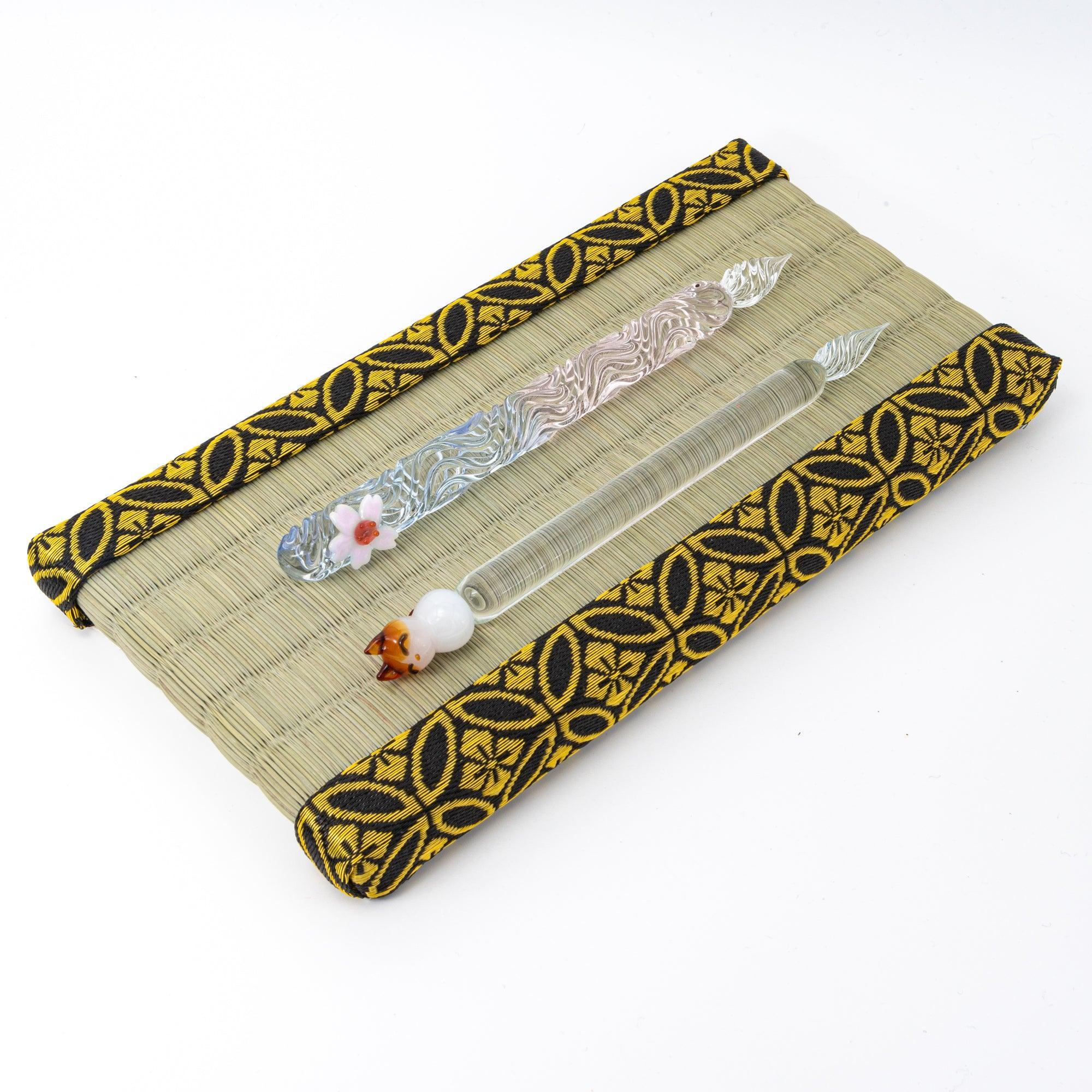Woven straw holder with decorative gold brocade shippo pattern border trim design and visible detail