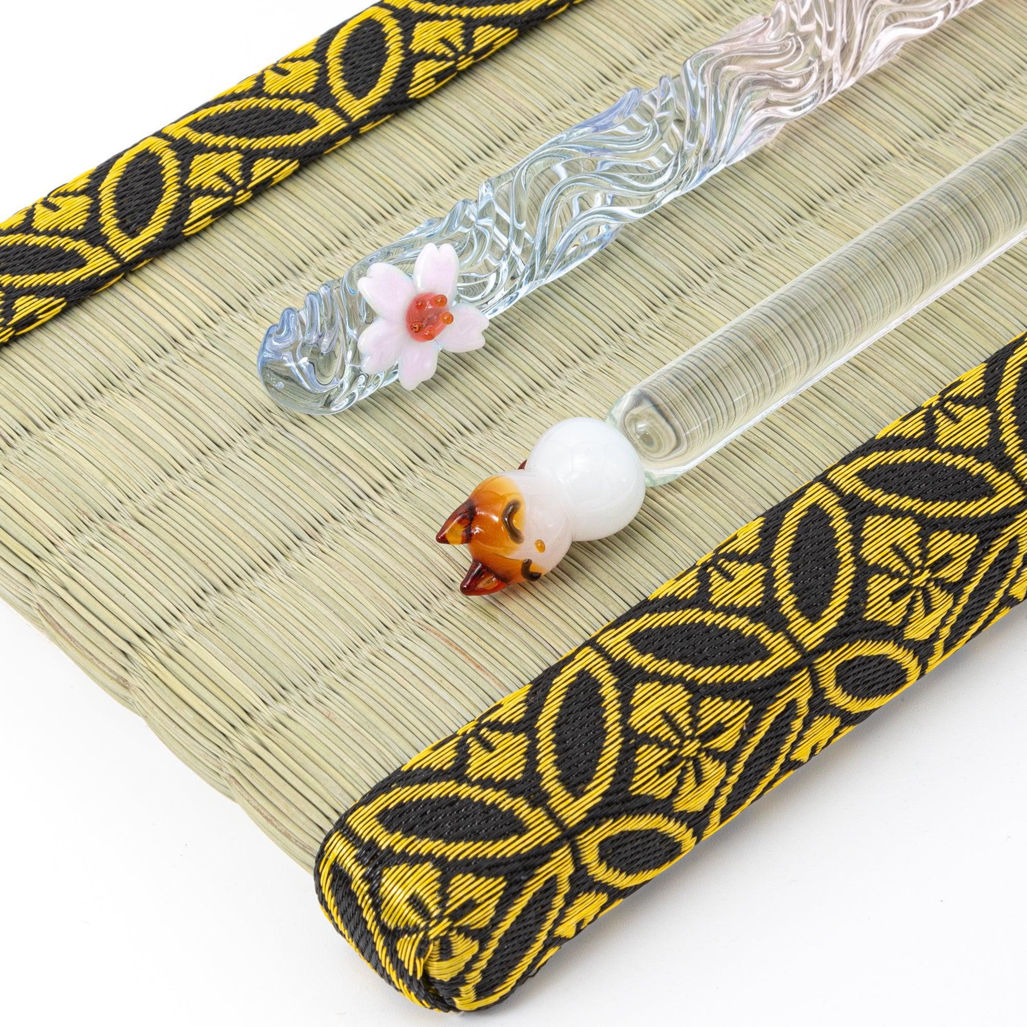Tatami mat pen holder with dual gold shippo pattern side trimmings clearly visible on product display