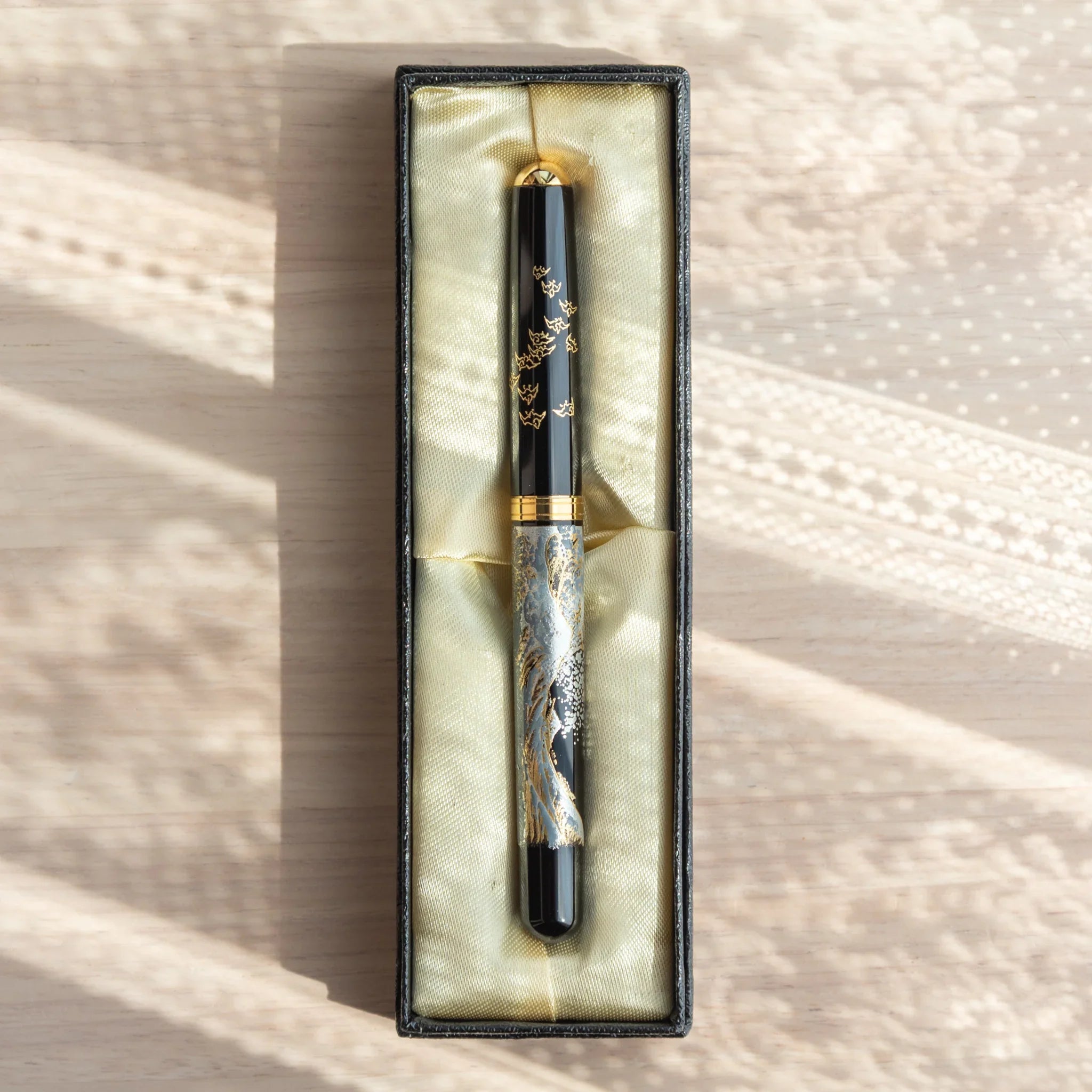 Hand-painted Yamanaka lacquer fountain pen depicts traditional Great Wave ocean seascape composition