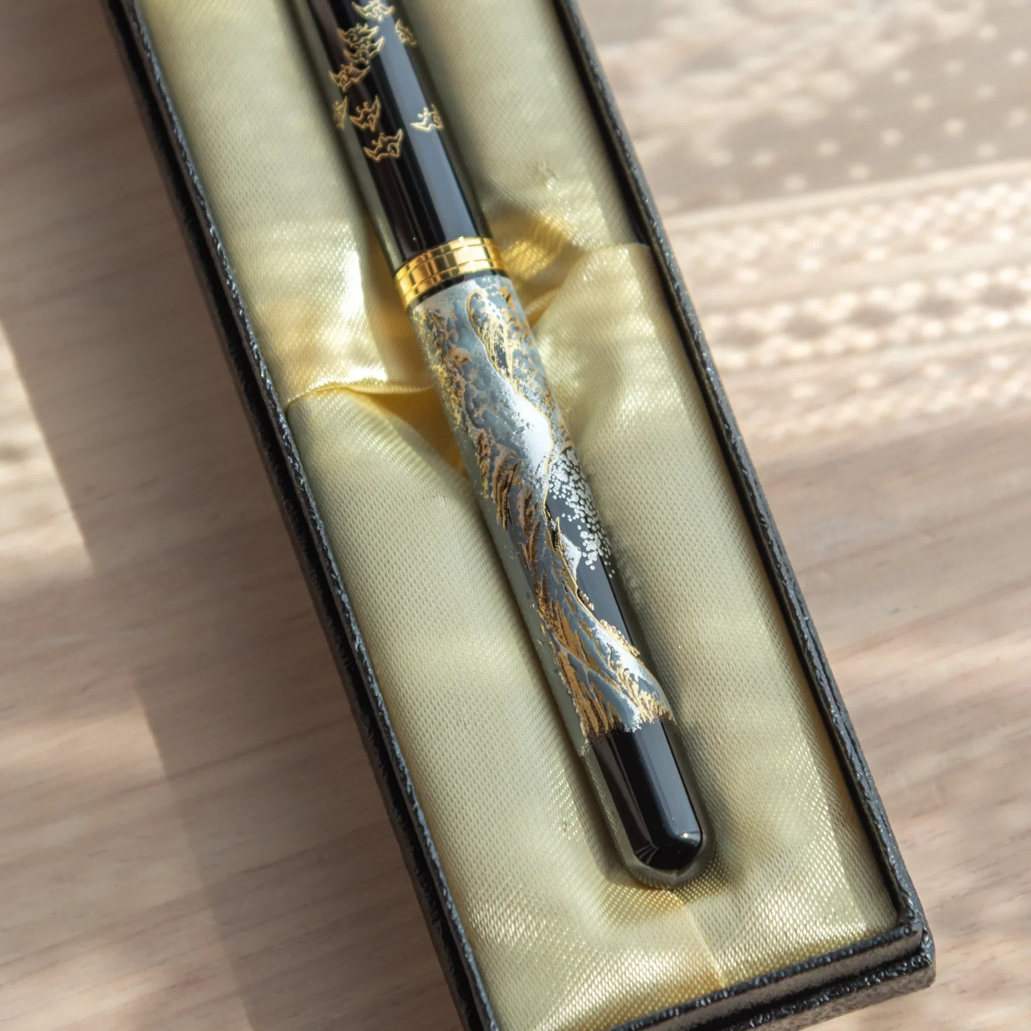 Traditional Japanese Yamanaka fountain pen features ukiyo-e wave seascape and fuji artwork design for writing