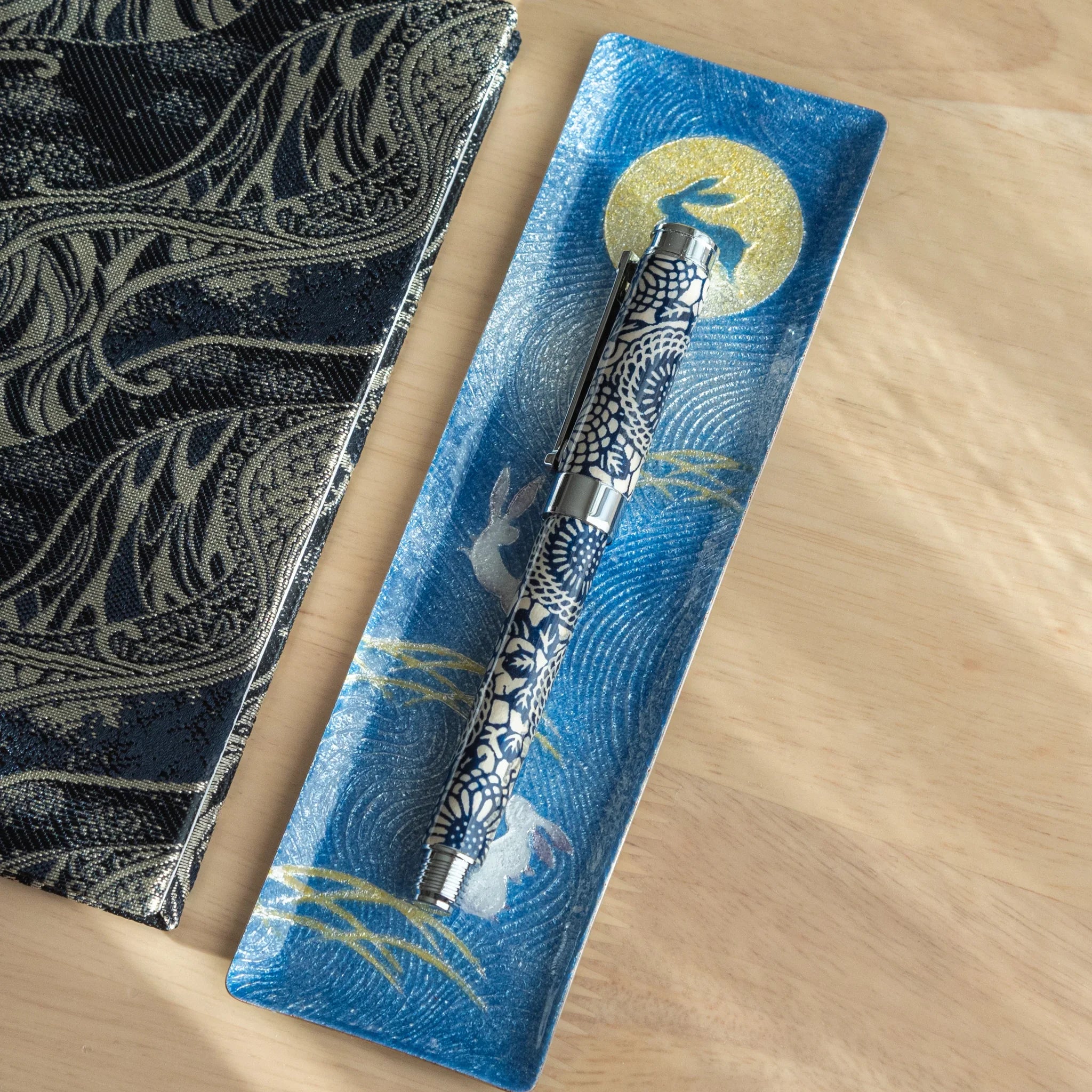 Peony Mino Washi fountain pen angled view displaying navy background with white peony botanical pattern and flower details