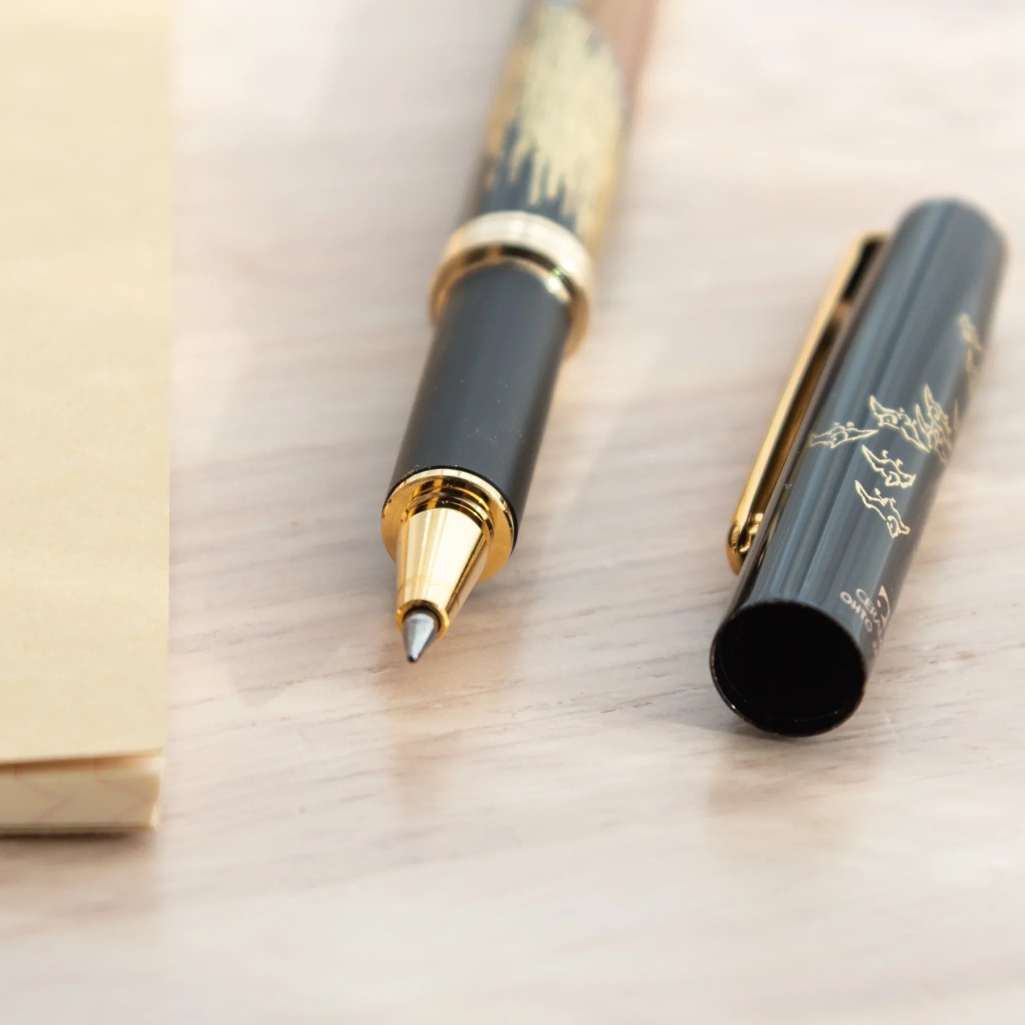 Hand-painted Yamanaka lacquer ballpoint pen depicts red Mount Fuji mountain scenery landscape for writing