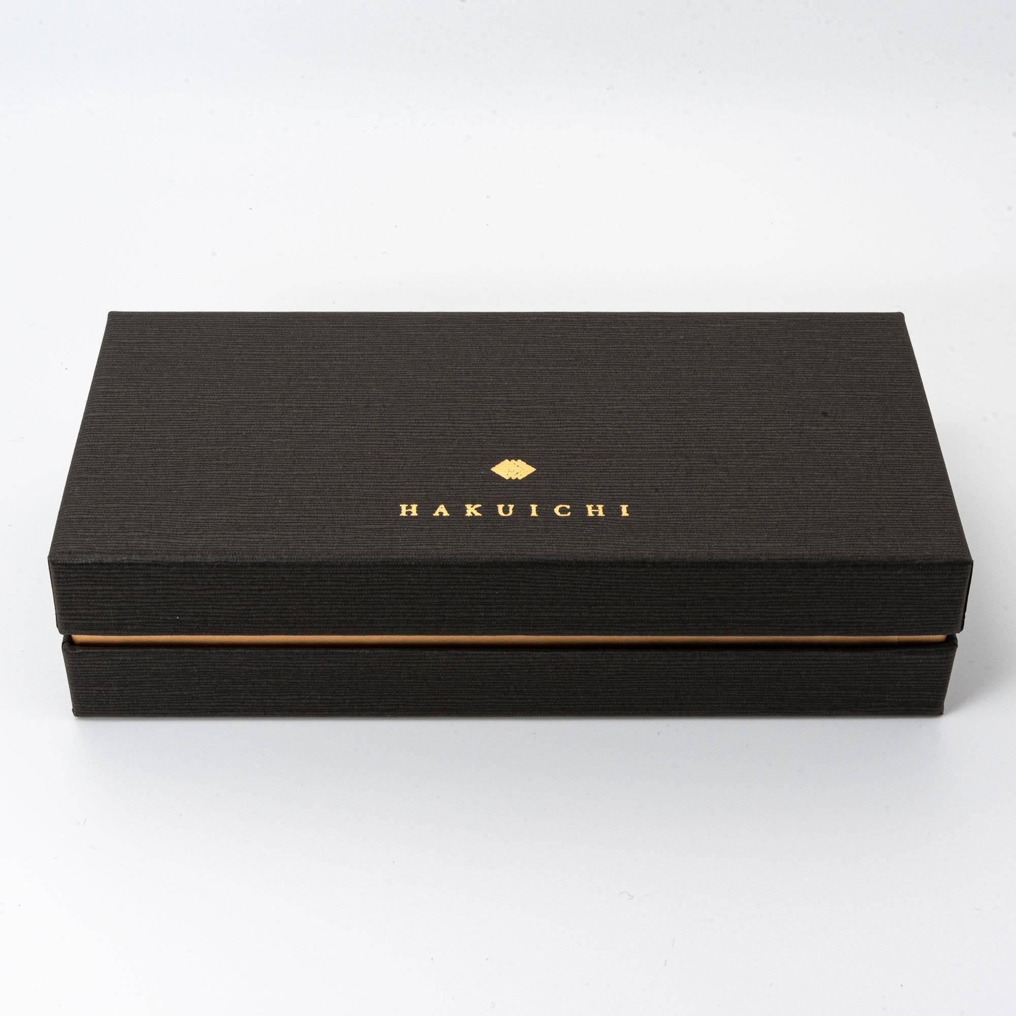 Black fountain pen with gold crackle displayed on white background, lacquer barrel detail view surface