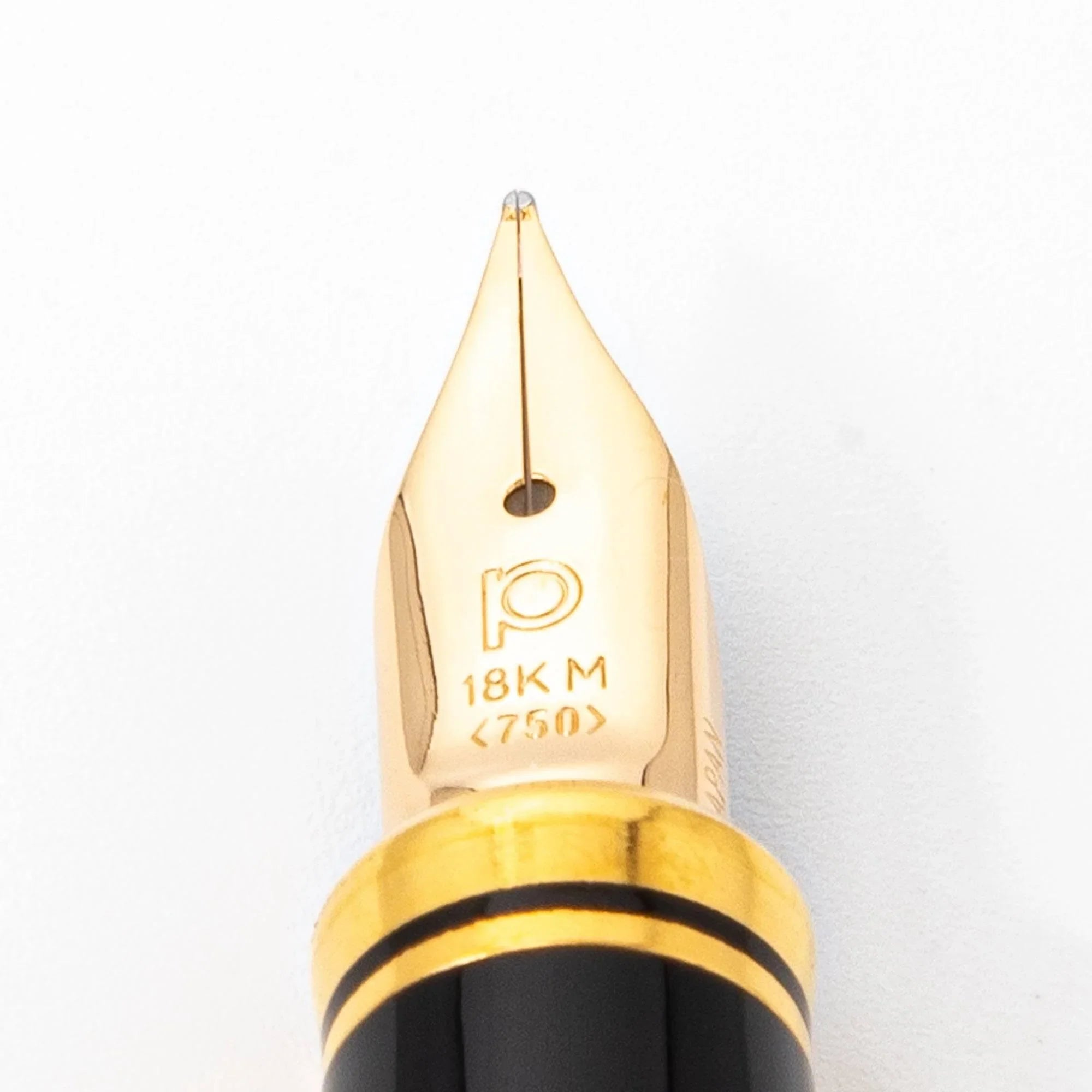 Gold fountain nib with 18K hallmark detail and Mt Fuji Makie art design lacquer painting Japanese craft