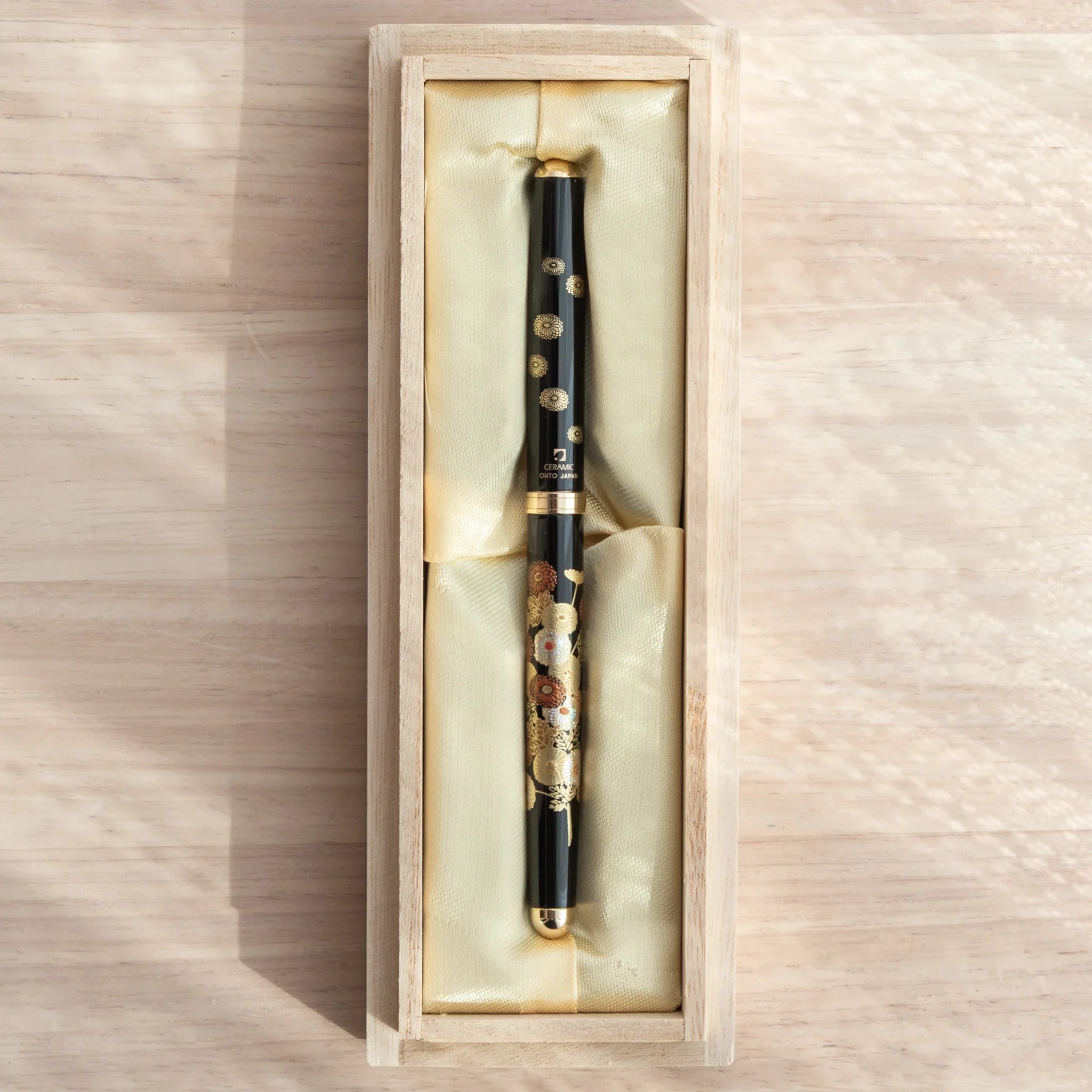 Hand-painted Yamanaka lacquer ballpoint pen depicts autumn chrysanthemums and maple foliage scene for writing