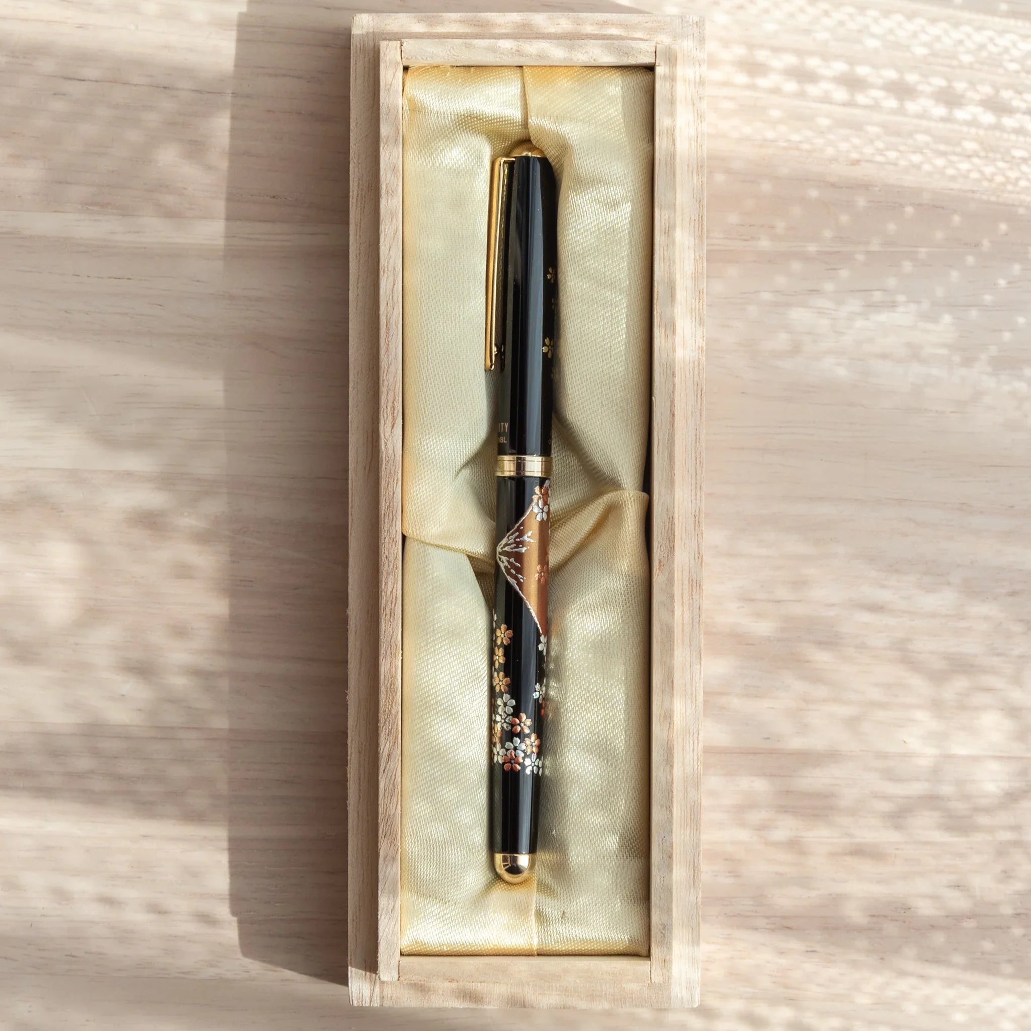 Traditional Japanese Yamanaka ballpoint pen features fuji and sakura artwork in glossy lacquer medium