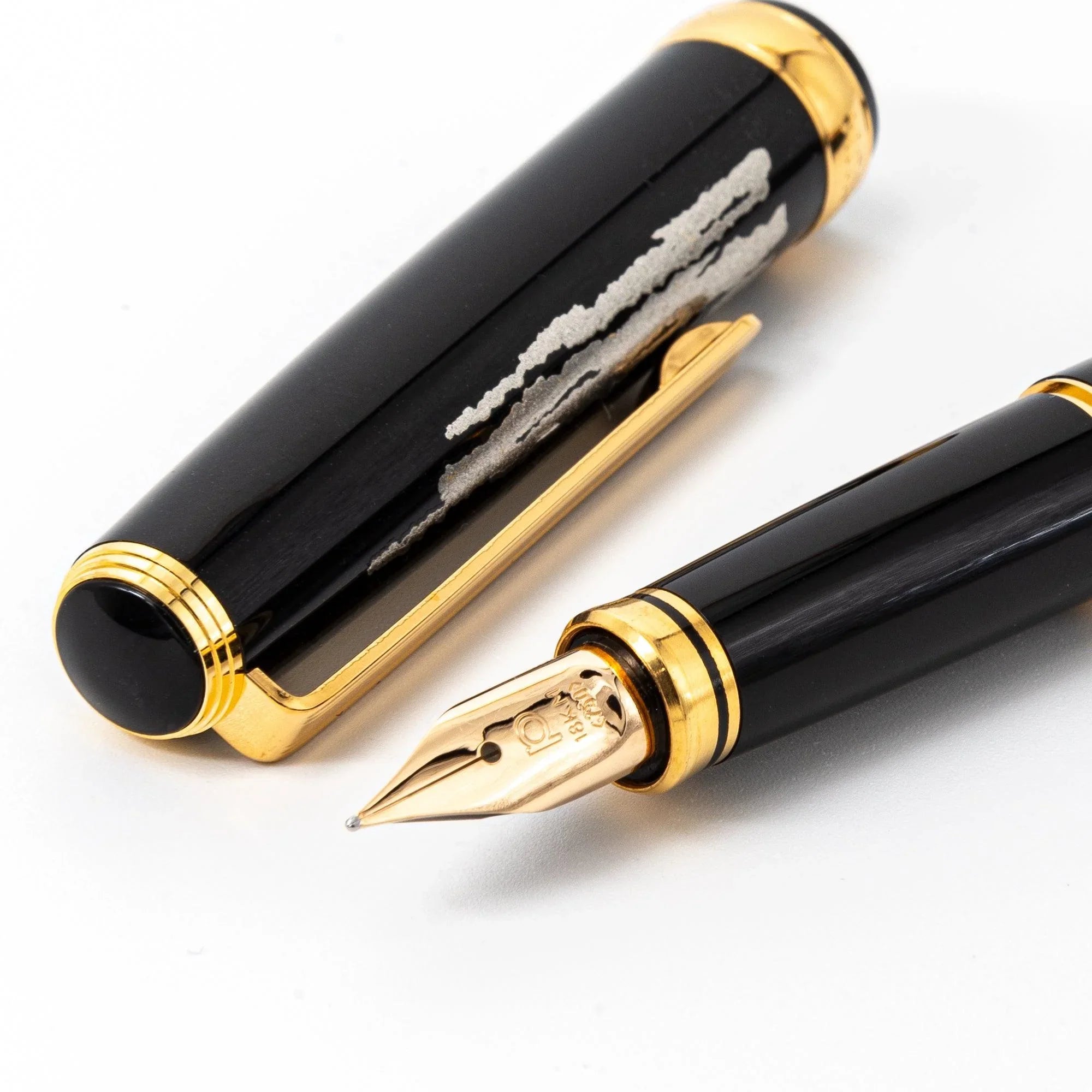 Gold Leaf Makie Mt Fuji fountain pen shown capped and uncapped with black lacquer and white makie design