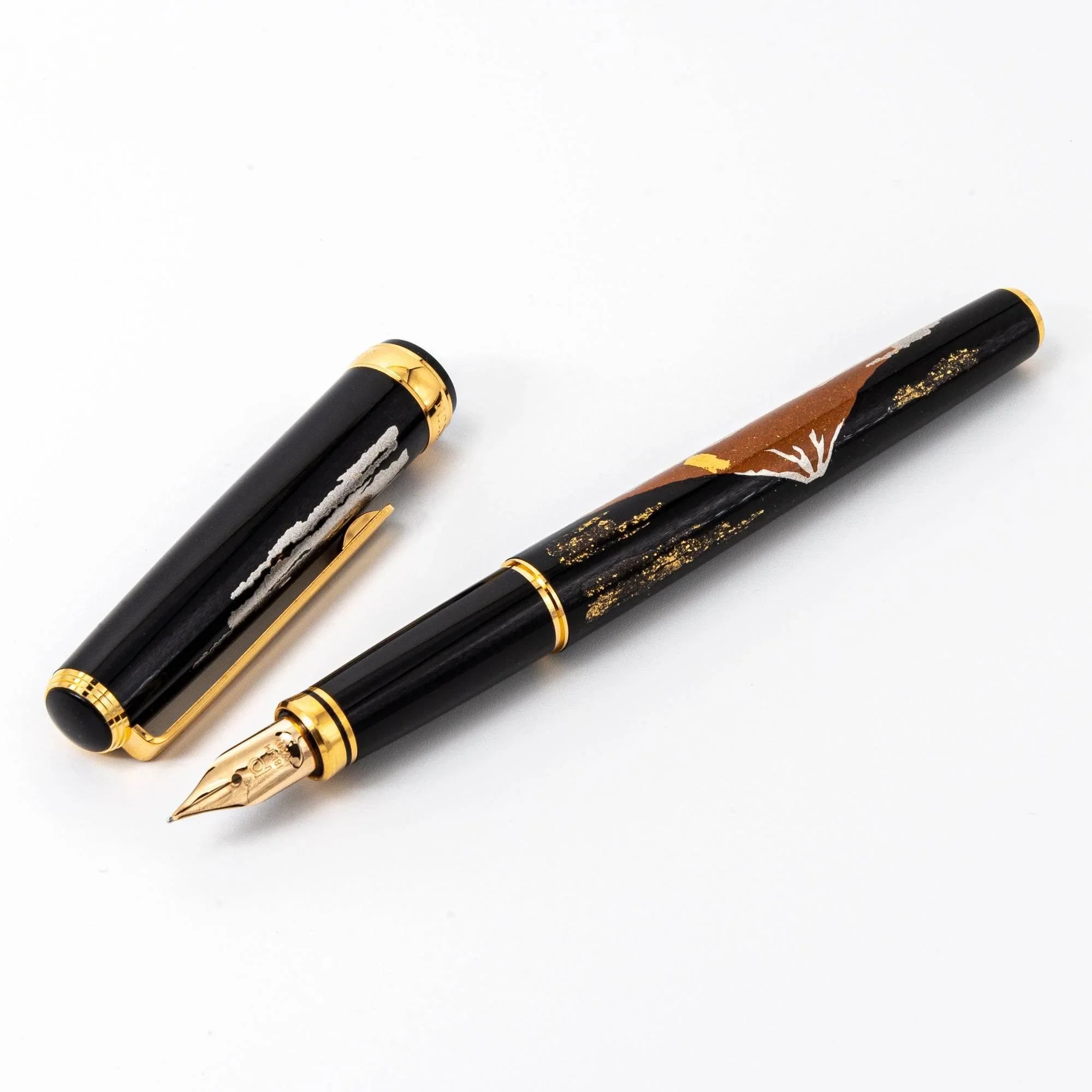 Mt Fuji fountain pen with traditional gold leaf Japanese Makie artwork, mountain motif lacquer design